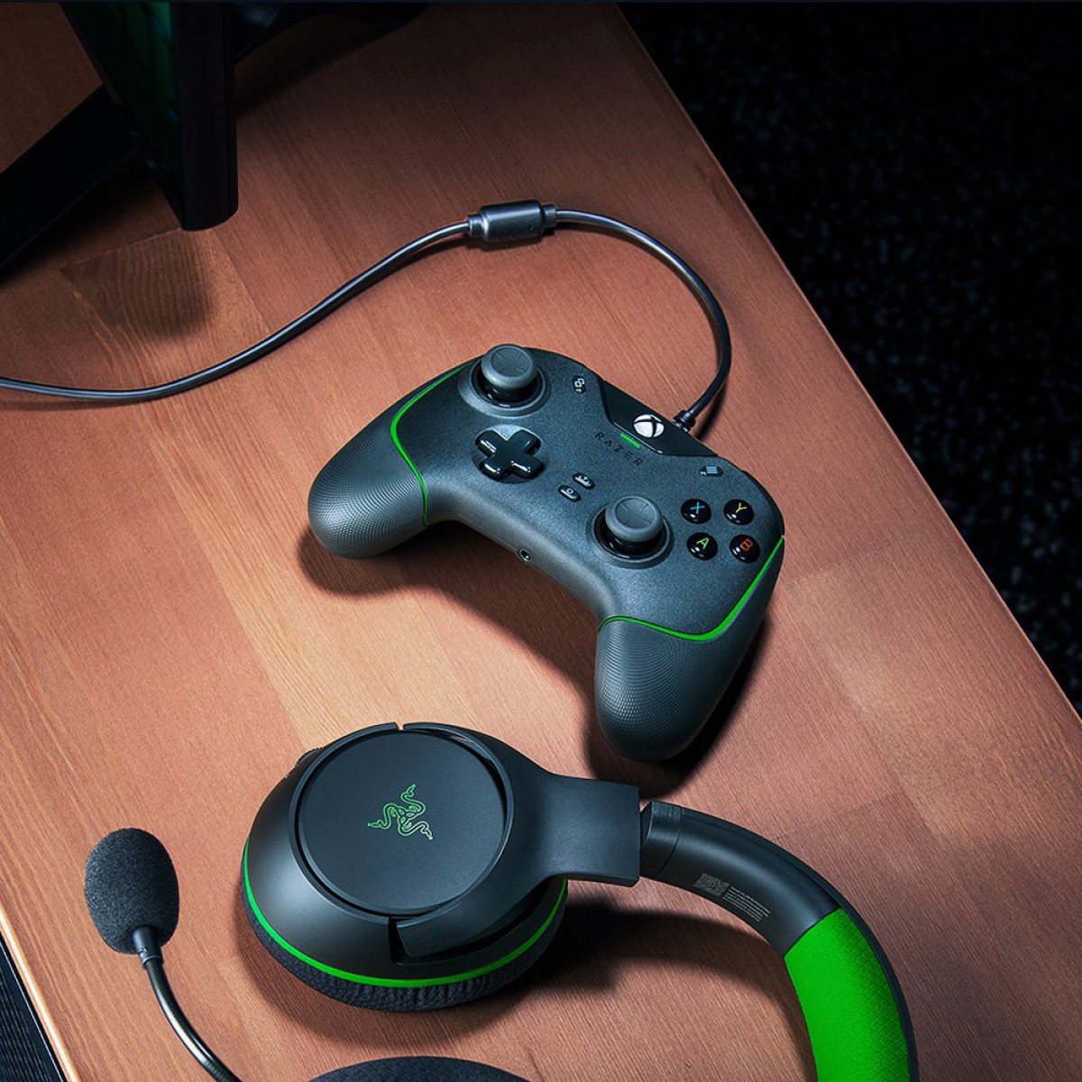 Controle Gamer Razer Wolverine V2, Para Xbox e PC, USB, Black, RZ06-03560100-R3U1