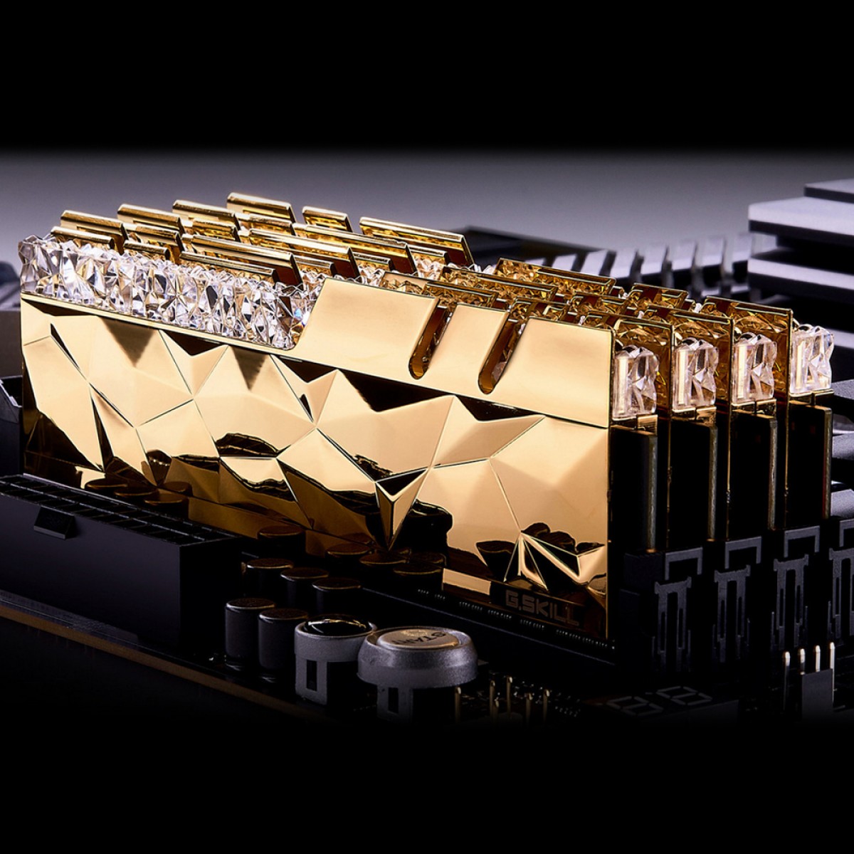 Memória DDR4 G.Skill Trident Z Royal Elite, Gold, RGB, 16GB (2x8GB) 3600MHz, F4-3600C16D-16GTEGC