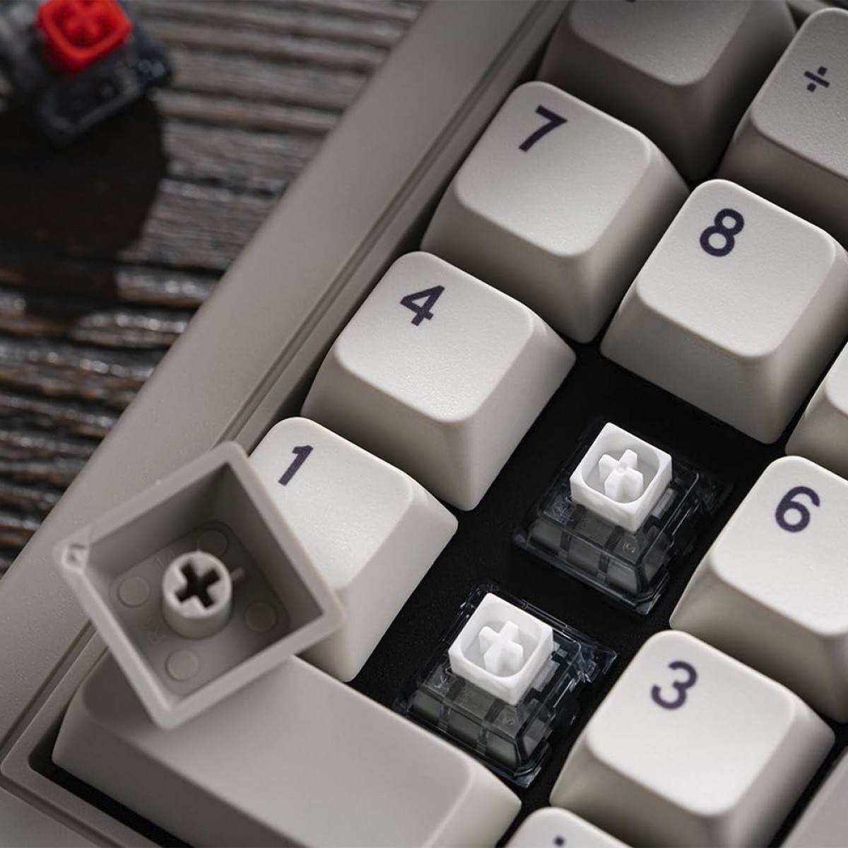 Teclado Mecânico Numérico e Calculadora 8BitDo Retro M Edition, Bluetooth/2.4G/USB-C, Switch Kailh Box White, 85HB04